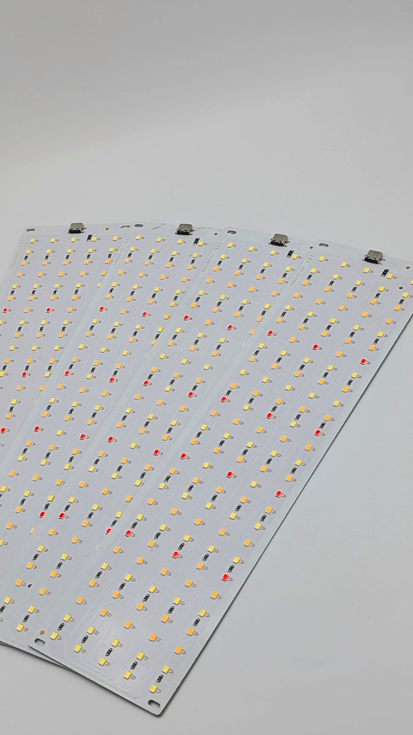 Ultradünnes LED-Pflanzenlicht – Vollspektrum, dimmbar & mit Timer (4er-Set)